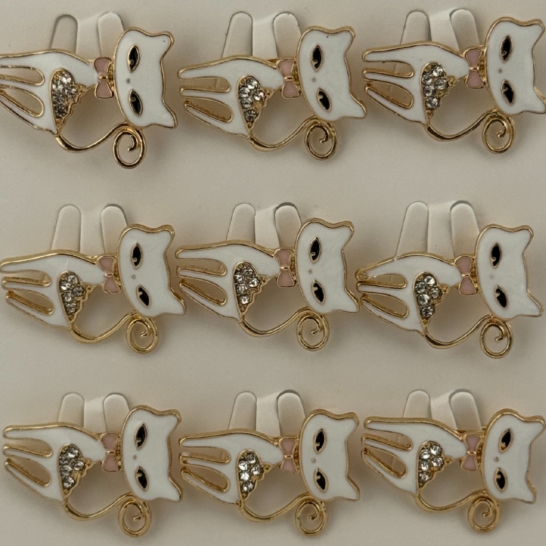 Set 12 Brose Martisor Primavara, Jolie, Model Pisica Alba cu Pietre