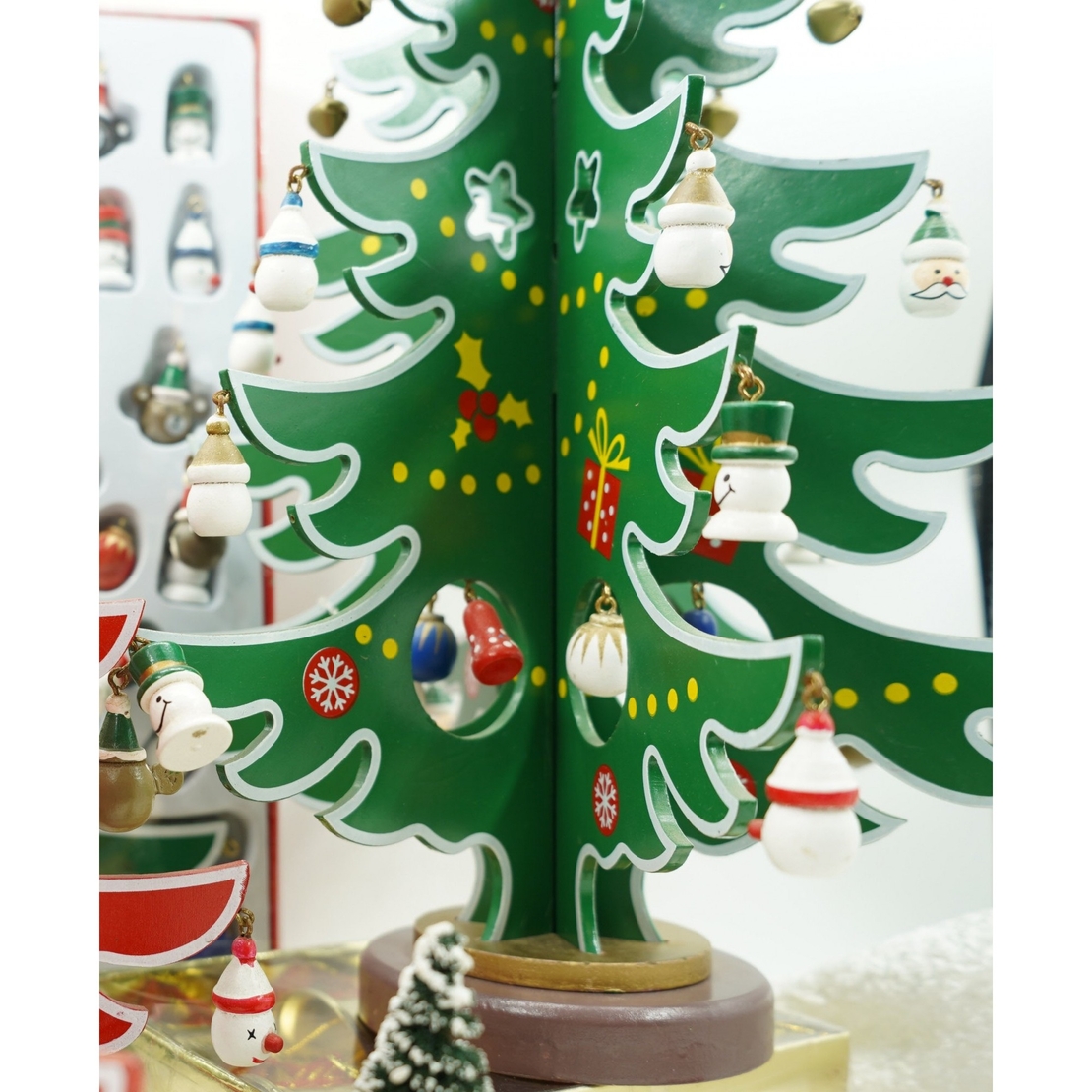Decoratiune Craciun, Brad, Verde/Alb, 15 cavitati cu ornamente, 25.5 cm x 33 cm, Lemn, Flippy