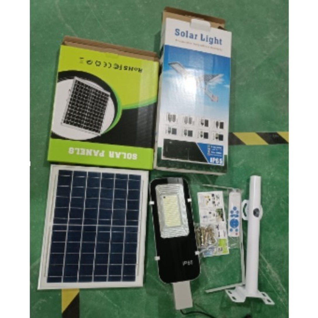 Proiector LED pentru stalp, casa, perete cu suport metalic inclus, Flippy, 38,5 cm x 14,2 cm, Rezistent la Apa IP65, cu Panou Solar, 240 COB LED, 50 W, Senzor de lumina, Timer, cu Telecomanda, intensitate reglabila, kit montaj inclus, Lumina Rece