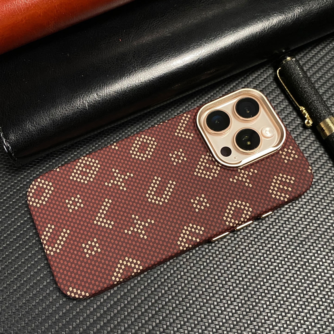 Carcasa Magnetica, Vafy, Compatibila Apple iPhone 15, din Fibra de Carbon, Litere Fosforescente, Maro