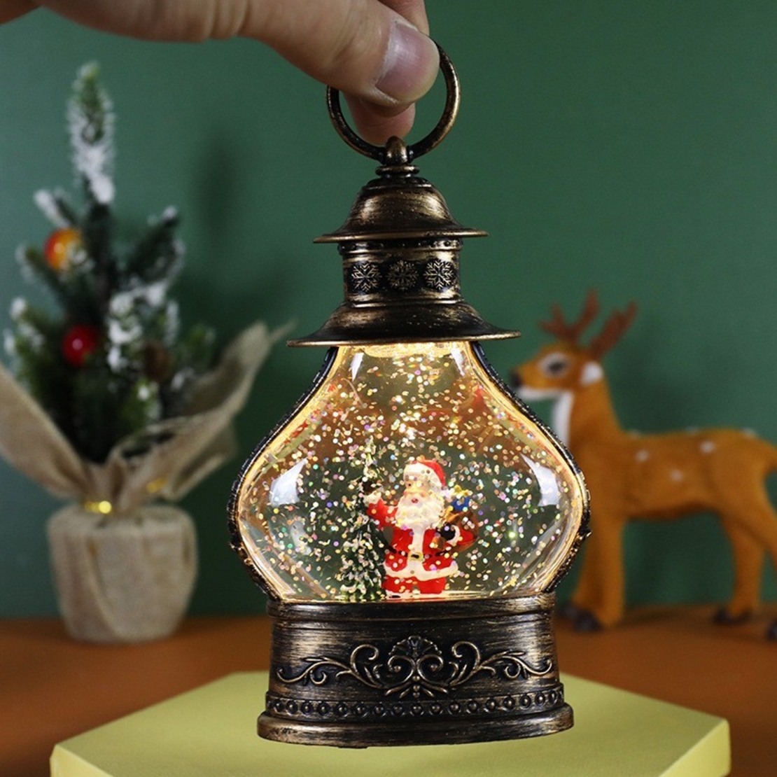 Decoratiune de Craciun tip Felinar, Flippy, Glob de Cristal cu Fulgi de Zapada, Model Mos Craciun, Ornamentat cu Luminite Interioare, 14.5 x 9 x 3 cm, Rama Neagra, Transparent