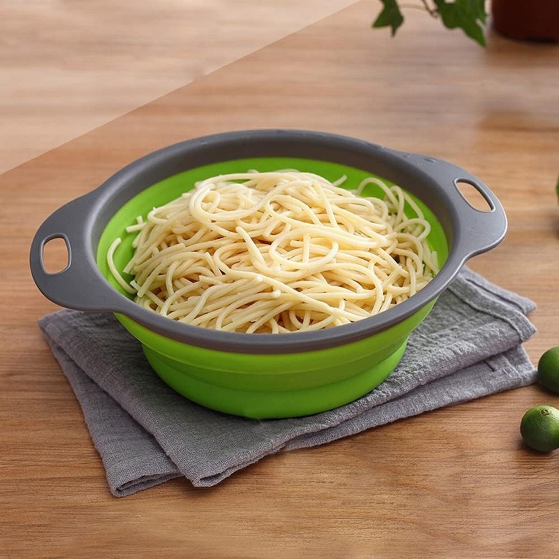 Set 2 strecuratori pliabile din silicon alimentar Flippy, cu manere, fund antiaderent si antialunecare, rotunda, doua dimensiuni, usor de depozitat, compatibil cu masina de spalat vase, verde