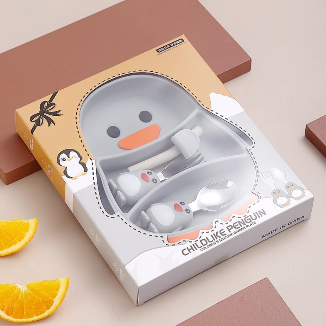 Set diversificare bebelusi Flippy, din silicon, 23.5 x 12.5 cm, 1 farfurie compartimentata in forma de pinguin, lingurita si furculita, pai, perie pai, fara alergeni, ventuza fixare, forma creativa, gri