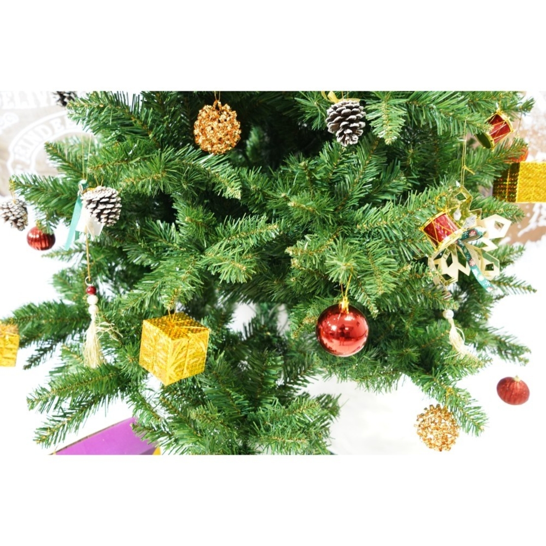 Set brad artificial de Craciun si elemente decorative, nins, decorat cu conuri pin, pentru interior/exterior, inaltime 210 cm, diametru 131 cm, 630 ramuri, Flippy, alb/verde, suport metalic inclus