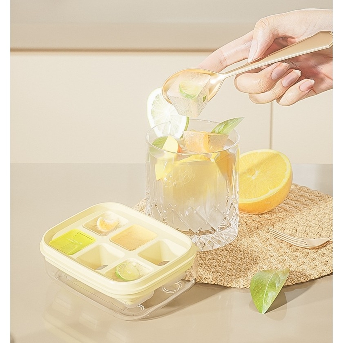 Forma pentru gheata cu presa Flippy, din silicon alimentar, 6 cuburi, caserola pentru depozitare, usor de folosit si curatat, 10.5 x 7.5 x 4.1 cm, galben