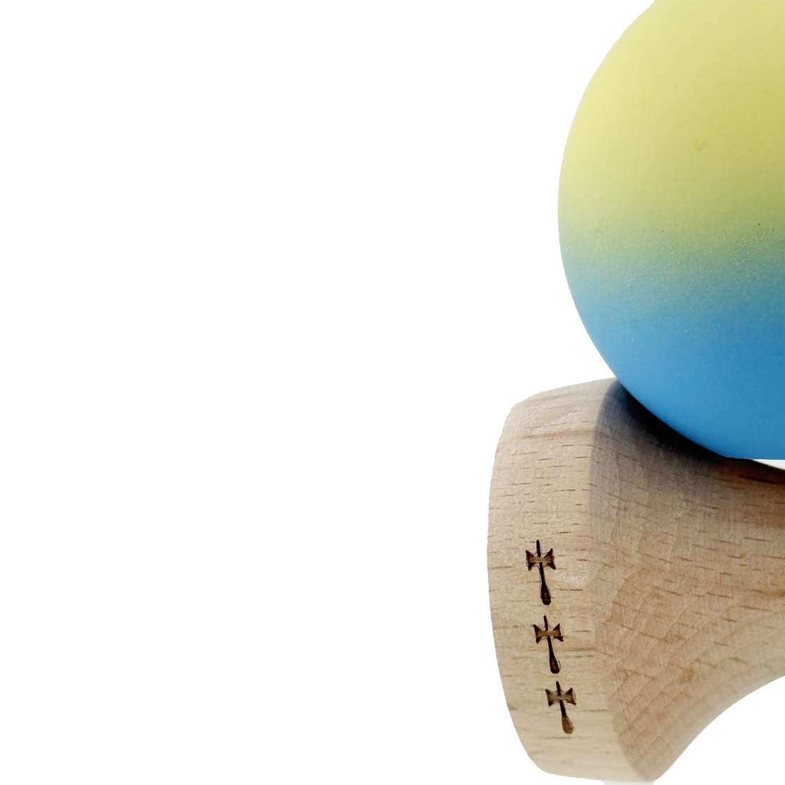 Kendama X Originala, Profesionala, Flippy, Cupe Mari KING SIZE V3, Rubber Grip, Gaura in Baza, Rulment Metalic, din lemn 18 cm, Ata 62/65 cm, Gradient Galben/Albastru deschis