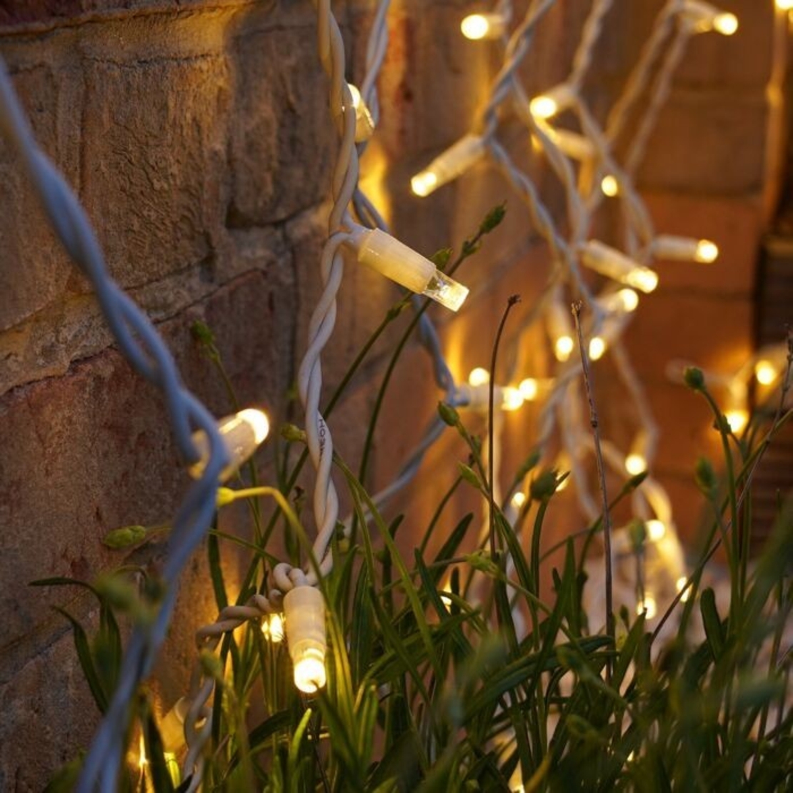 Instalatie Craciun, Tip Perdea, IP44, 6 m x 3 m, 480 LED-uri, Alb Cald, cu 8 jocuri de lumini, 31 V, 9W, Interconectabila, Prelungitor 3 m inclus, Fir transparent, Interior/ Exterior, Vafy
