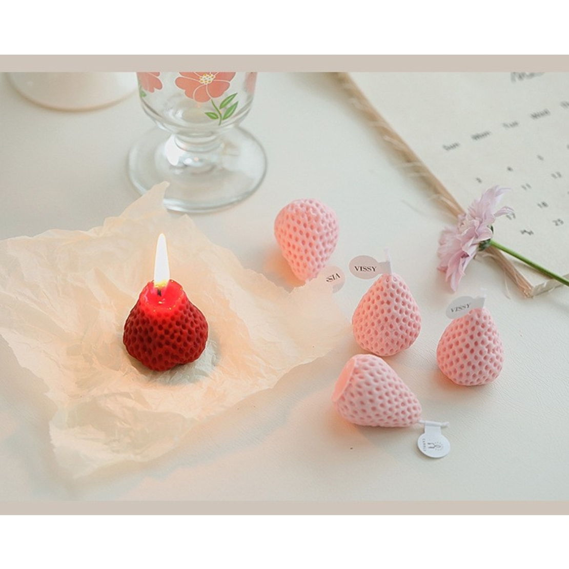 Set 6 Lumanari Parfumate, Flippy, Model Capsunici, Ardere 30 min, 78g, 6.3 x 9.3 x 3.8 cm, Roz/Rosu