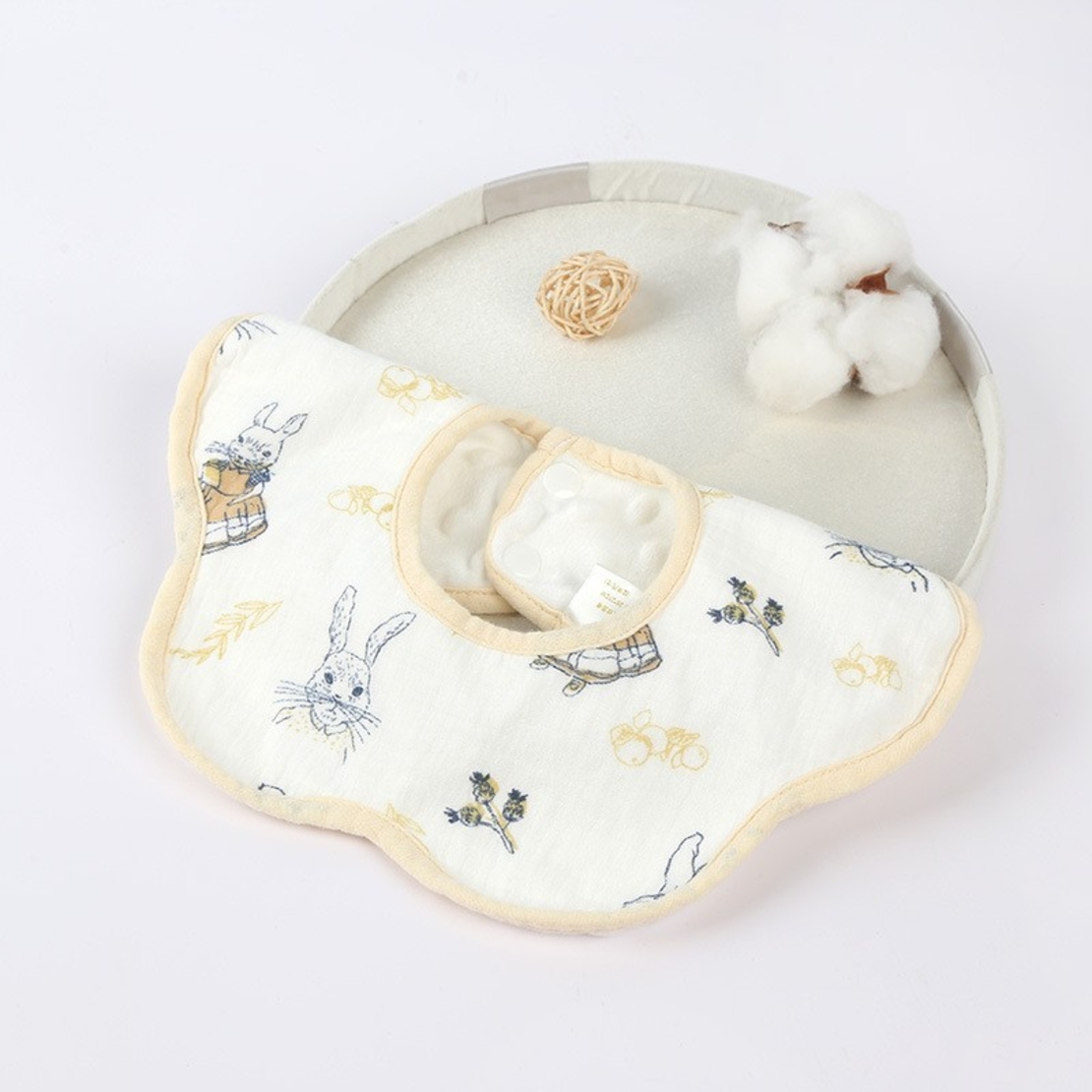 Baveta Tip Floare, Flippy, din Bumbac, pentru Copii 0-12 Luni, Rezistenta la apa, cu Capse, Model cu Iepurasi, 26 x 29 cm, Alb