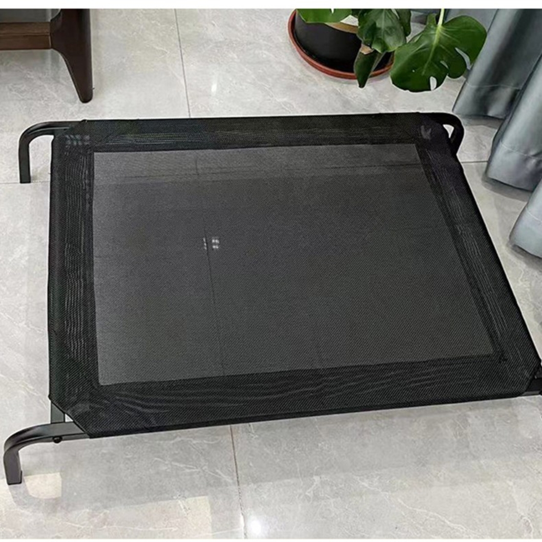 Pat pentru Animalele de Companie, Flippy, din Plasa este Rezistent la Umiditate, Picioare de Otel, Respirabil, Marimea S 68 x 55 x 16 cm, Negru
