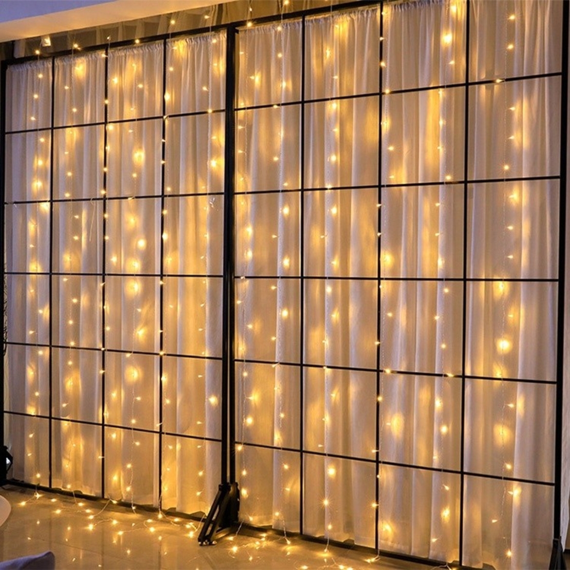 Instalatie Craciun, Tip Perdea, IP44, 4 m x 1 m, 240 LED-uri, Alb cald, 8 jocuri de lumini, Transformator cu telecomanda, Interconectabila, Prelungitor 3 m inclus, Fir transparent, Interior/ Exterior, Vafy