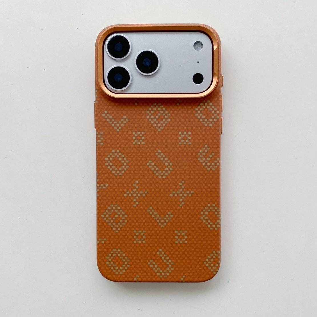 Carcasa Magnetica, Vafy, Compatibila Apple iPhone 16 Pro Max, din Fibra de Carbon, Litere Fosforescente, Maro