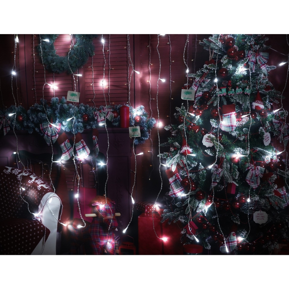 Instalatie Craciun, Tip Perdea, IP44, 2 m x 1 m, 120 LED-uri, Alb rece, 8 jocuri de lumini, Transformator cu telecomanda, Interconectabila, Prelungitor 3 m inclus, Fir transparent, Interior/ Exterior, Vafy