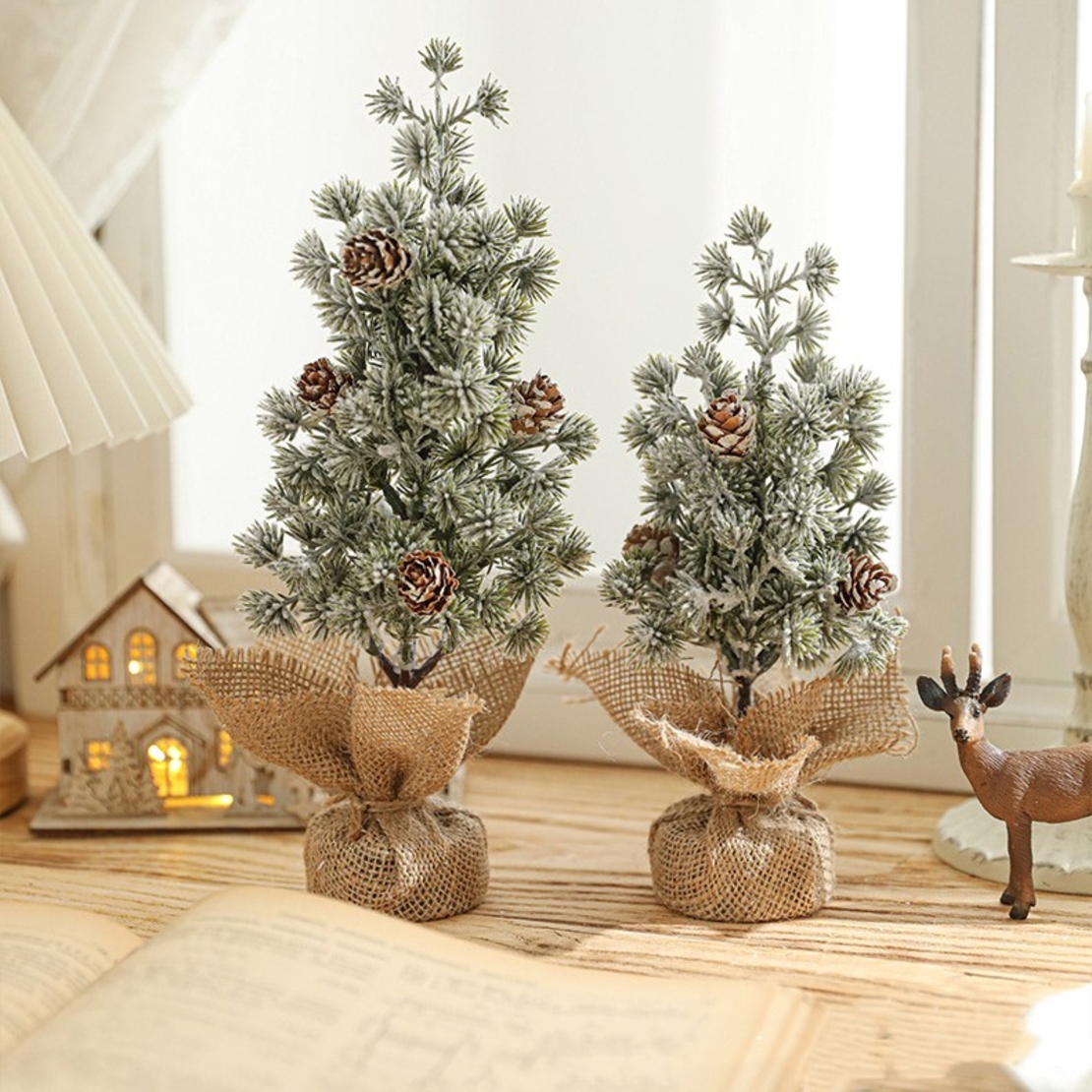 Decoratiune Craciun pentru Masa, Flippy, Ornament de Decor Model Brad de Craciun de Dimensiuni Mici cu Fulgi Albi, pentru Birou si Interior, din Plastic Calitativ 27 cm, Verde Alb