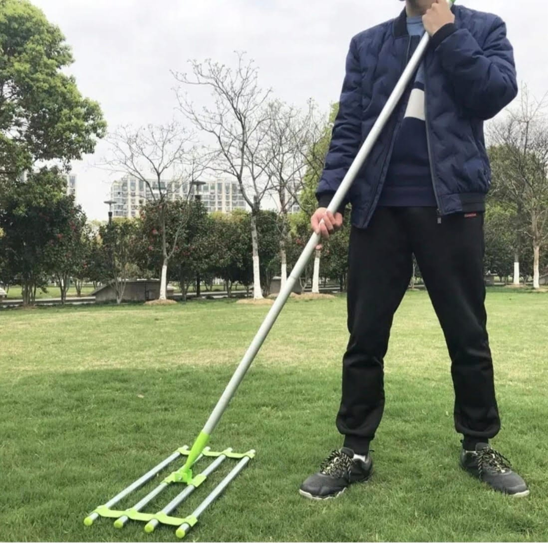 Nivelator manual gazon si teren cu cap lat din otel si aluminiu, 60x25 cm, maner 164 cm, verde
