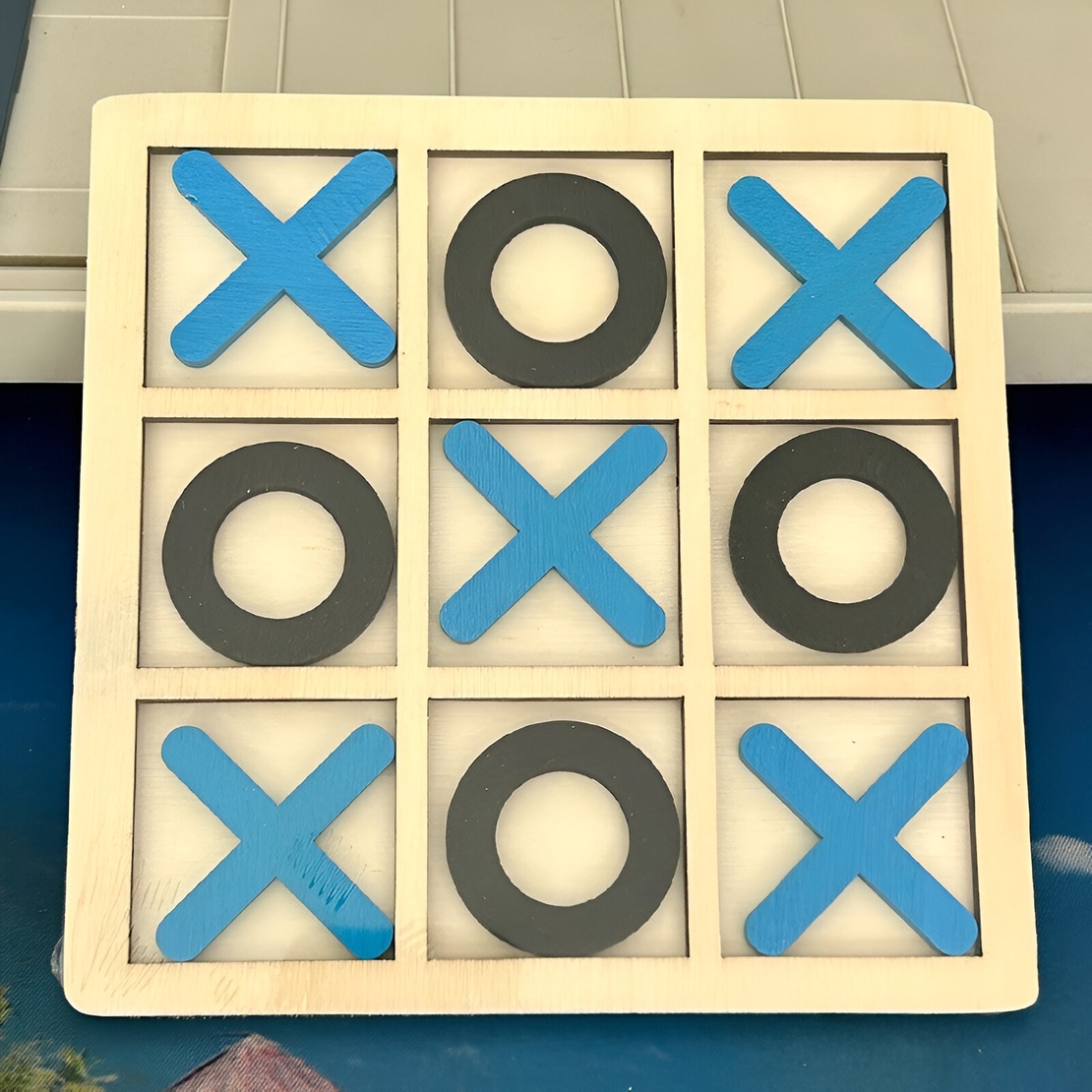 Jucarie Montessori Tic Tac Toe, Flippy, Educativa, Interactiva, din lemn, X si O, 9 Piese, 14.3x14.3 cm, Albastru Negru
