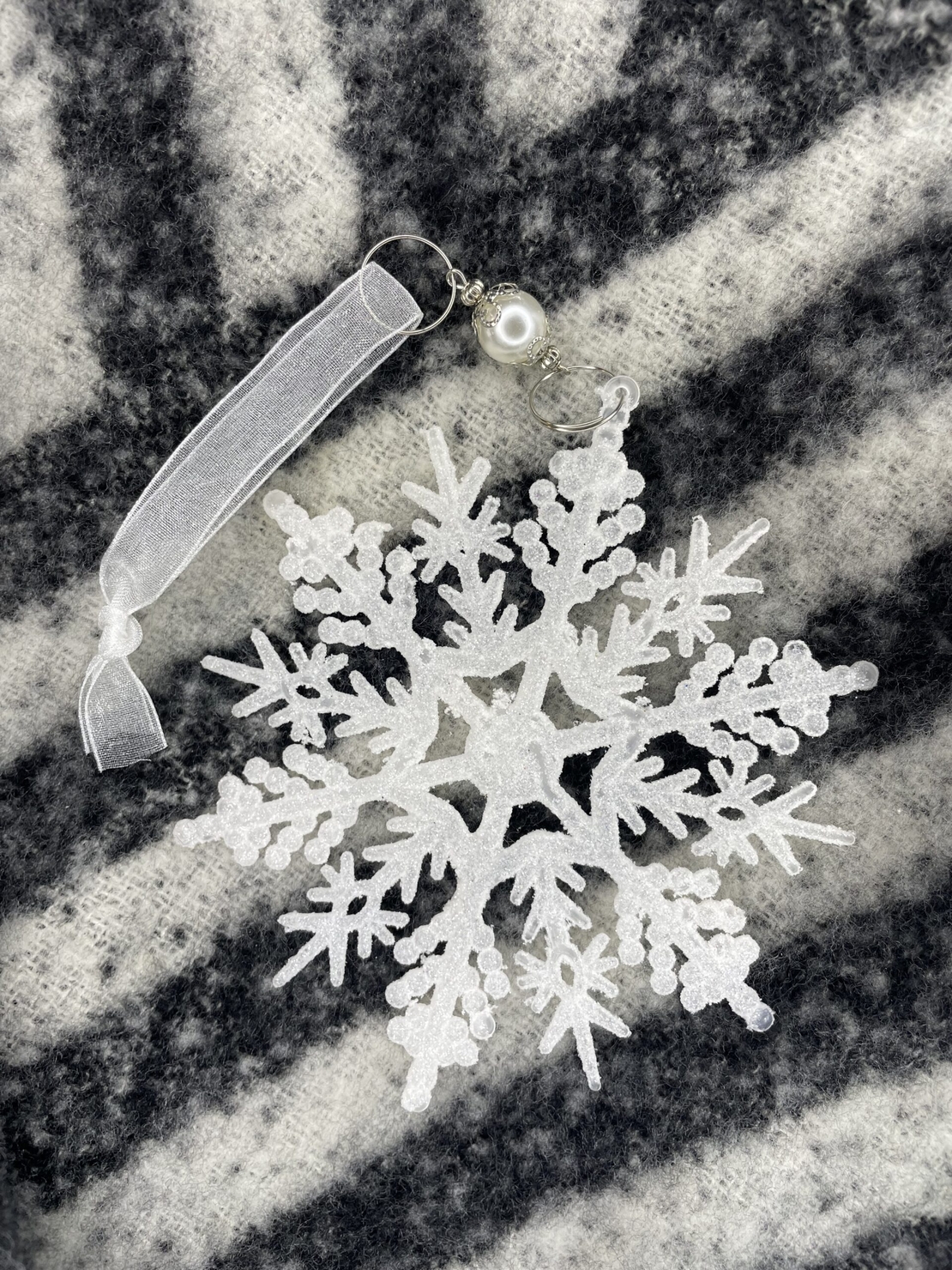 Decoratiune brad fulg de zapada, 13cm, alb cu sclipici