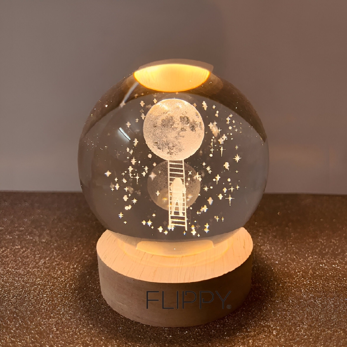 Lampa LED Decorativa, Flippy, cu Bila de Cristal cu Diametru 6cm, Model Astronaut pe Scara catre Luna 3D, Alimentare USB, Suport din Lemn, Lumina Alb
