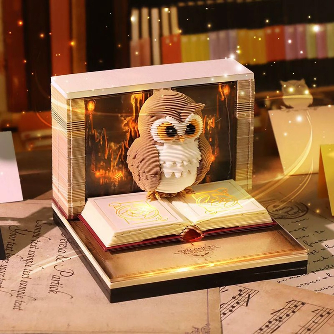 Calendar Interactiv 3D 2026, Flippy, Calendar de Sculptura cu Luminite LED, Bufnita Magic World, pentru Copii, Calendar de Birou Ornamentat, 9 x 9 x 6.8 cm, Maro