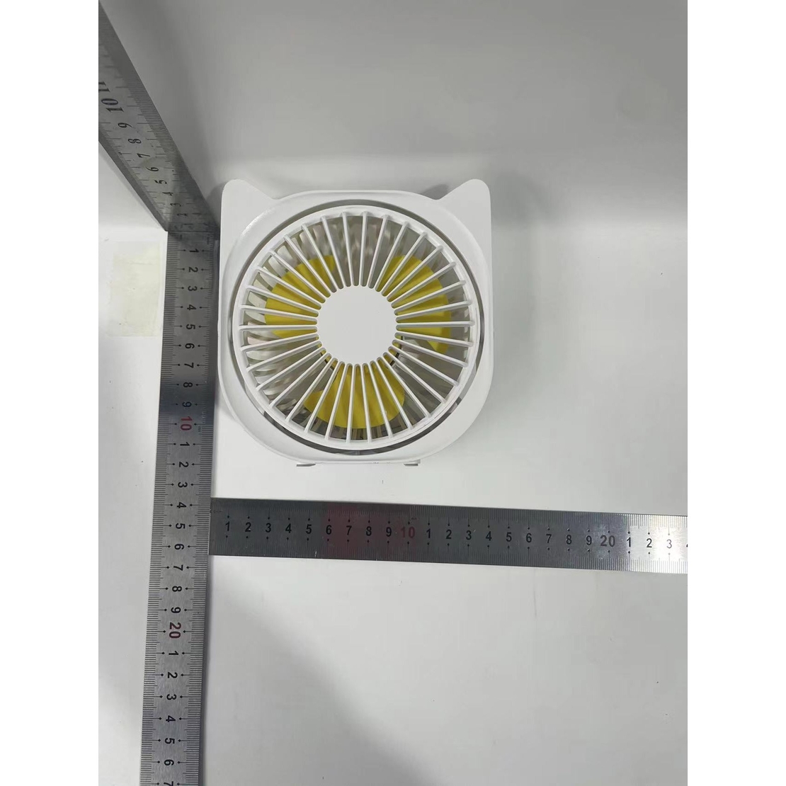 Mini ventilator pentru birou cu usb, Vafy, rotire 360 grade, 3 viteze, 13.5 x 12,8 cm, Alb