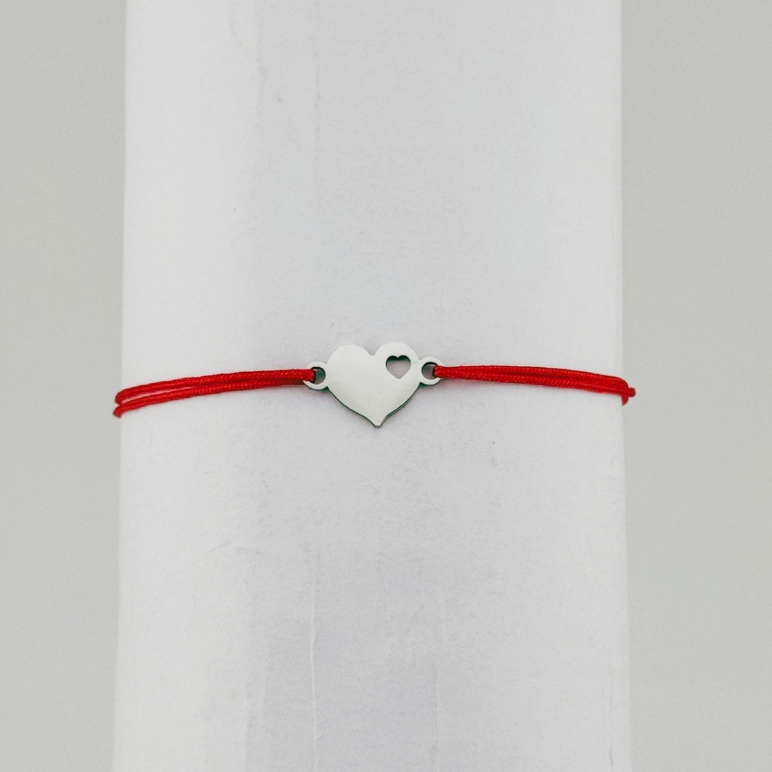 Bratara Martisor pentru Dama, Jolie, Model Inima, Set 12 bucati, Pandativ Argintiu din Inox cu Snur Rosu Ajustabil