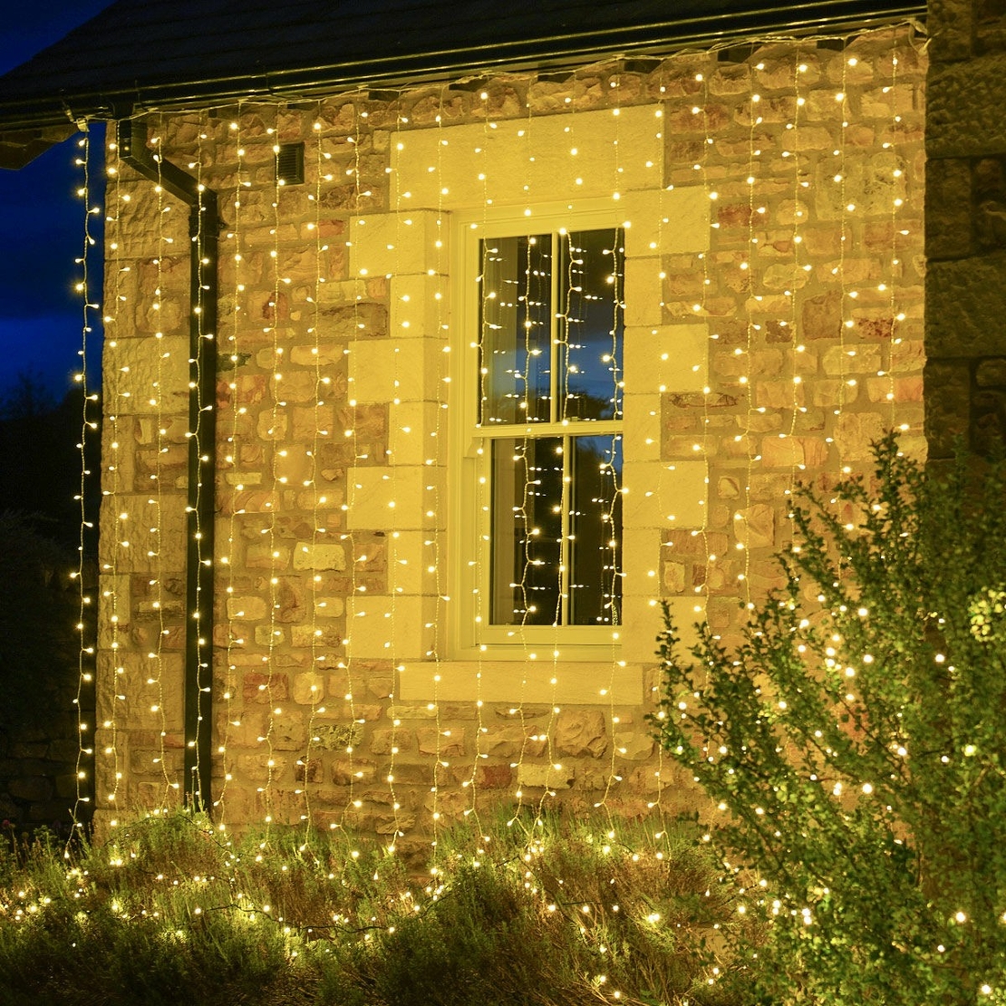 Instalatie Craciun Yoto, Tip Perdea, 2 m x 2 m, 240 LED-uri, Prelungitor 1.5 m, 8 Jocuri de Lumini, Interconectabila, Fir transparent, Interior/Exterior, Alb Cald