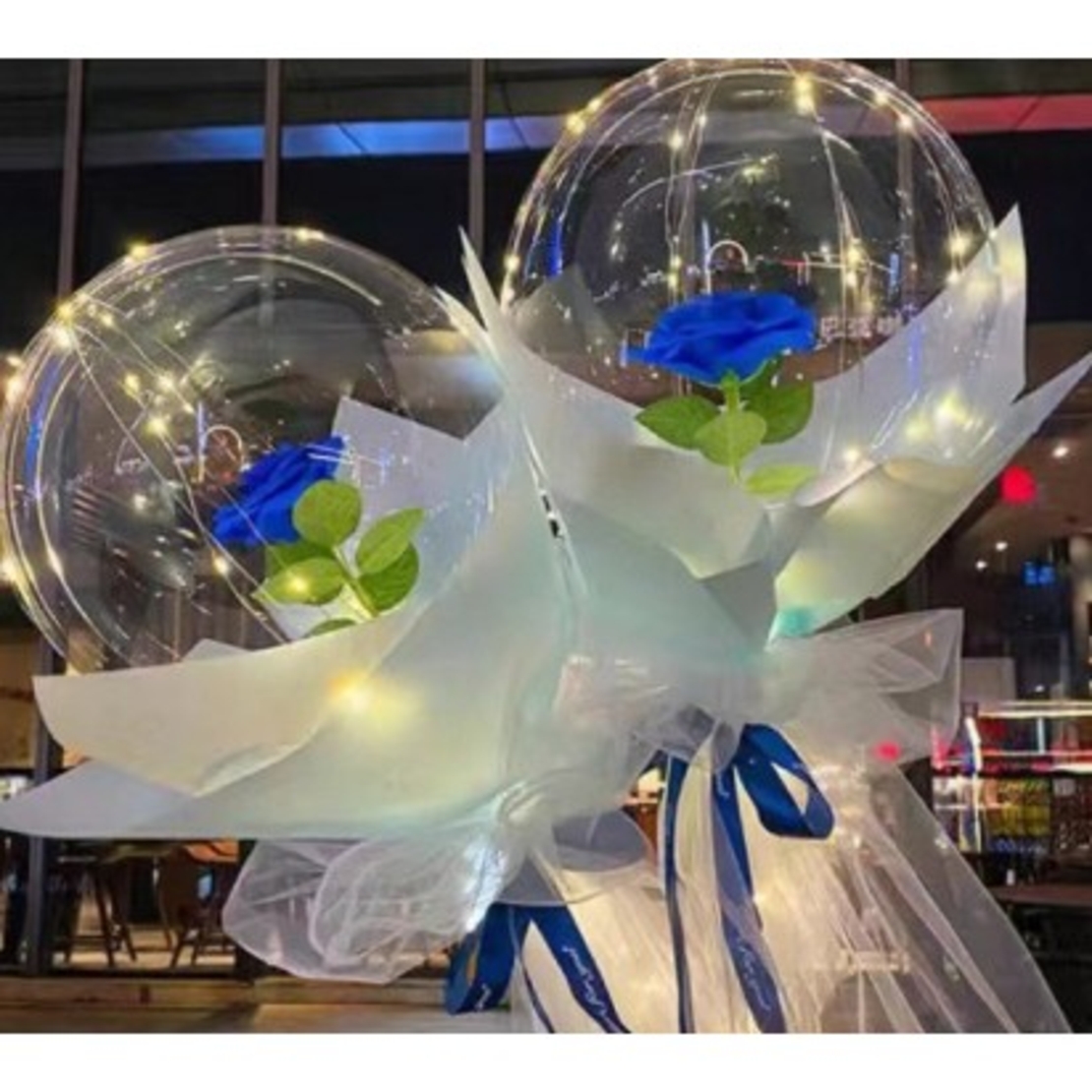 Buchet Decorativ, Flippy, Trandafir in Balon cu Lumini Led, Diametru 35 cm, 2 x Baterii AA (neincluse), Albastru/Alb