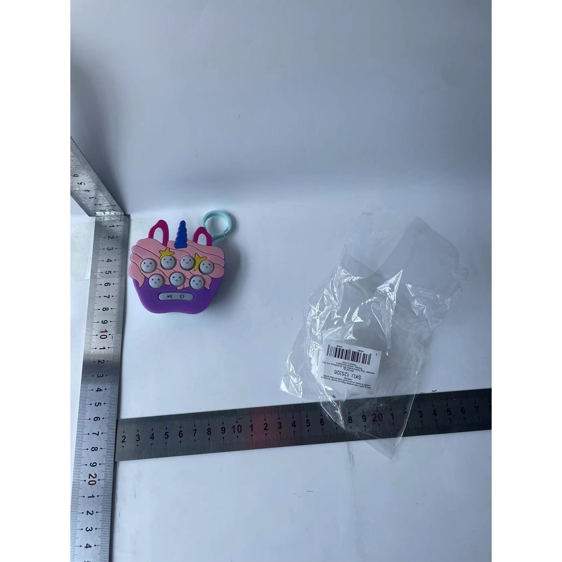 Jucarie pentru copii portabila Flippy, joc Gopher, cu lumini si muzica, tip breloc, model unicorn, material silicon si ABS, multicolor