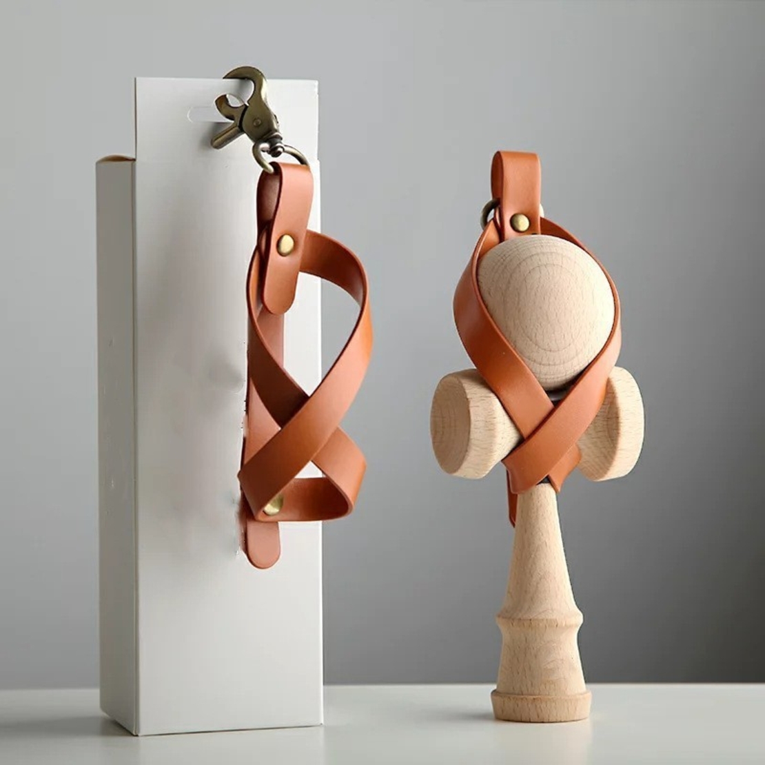 Husa pentru Kendama, Flippy, Husa de Depozitare pentru Kendama, din Piele Ecologica, Catarama cu Agatare pentru Transportare, Breloc 8, 12 x 6 cm, Maro deschis