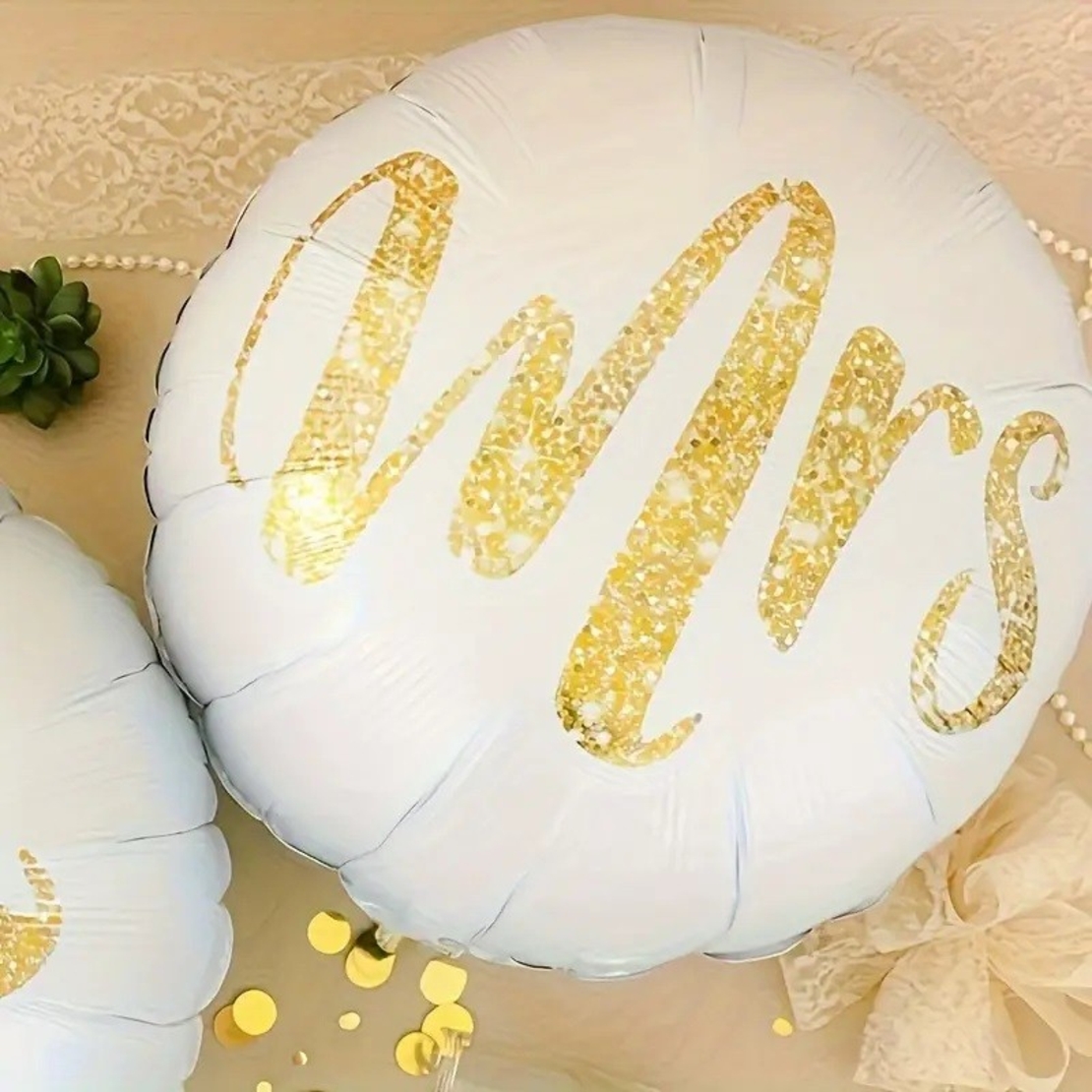 Set 12 Baloane din Folie Metalizata si din Latex, Flippy, Model Mr Mrs, Tema Nunta, Baloane Party cu Confetti, 45 cm, 30 cm, Pai inclus, Umflare cu Aer sau Heliu, Alb/Auriu