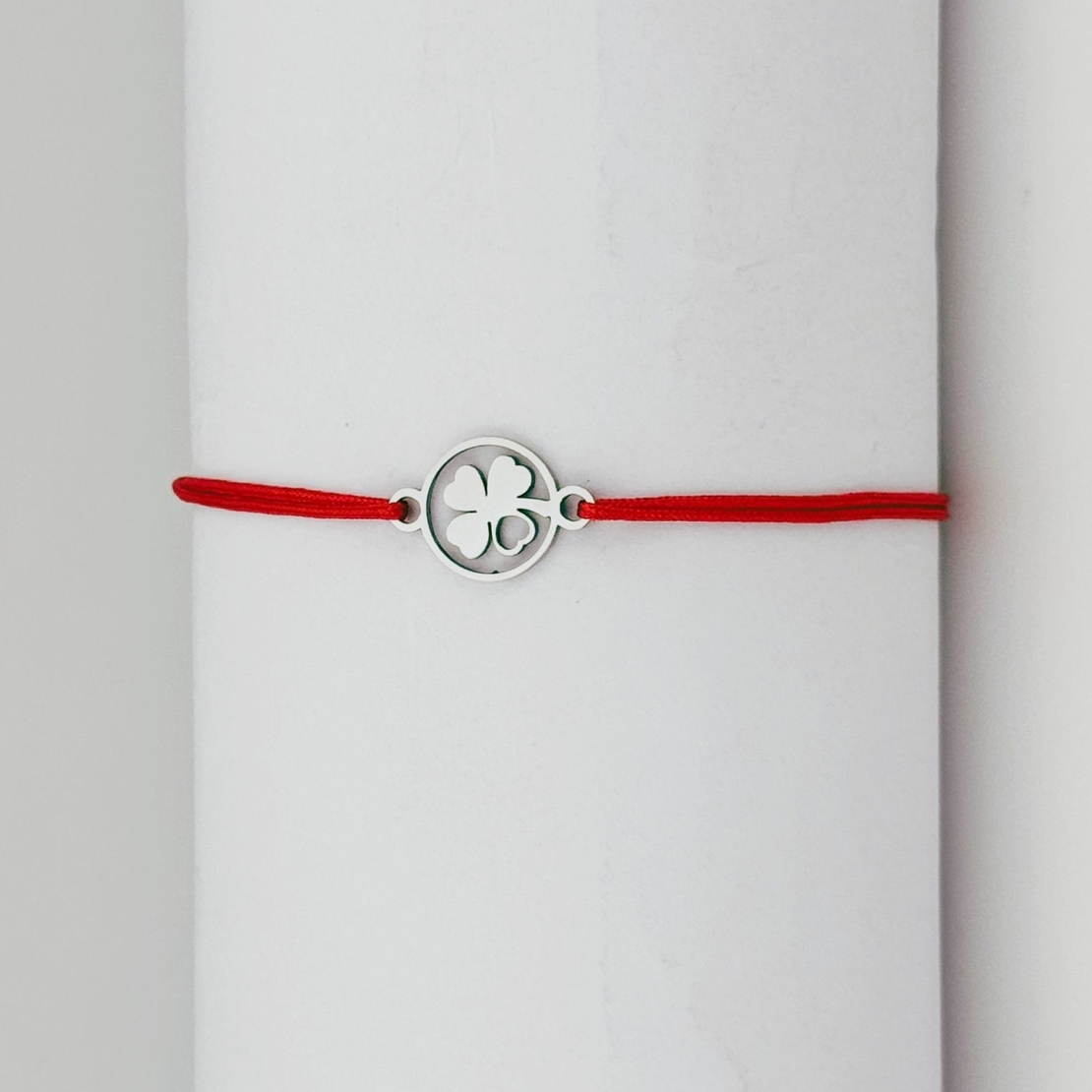 Bratara Martisor pentru Dama, Jolie, Model Trifoi cu Inima, Set 12 bucati, Pandativ Argintiu din Inox cu Snur Rosu Ajustabil