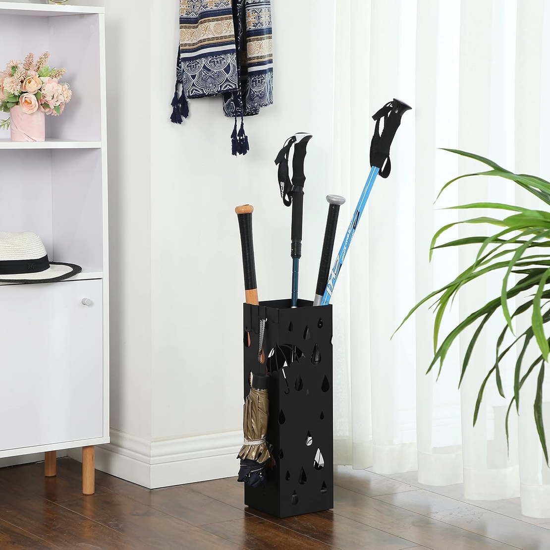 SONGMICS Suport metalic pentru umbrele, cu carlige si tava de picurare, 16x16x49cm, negru