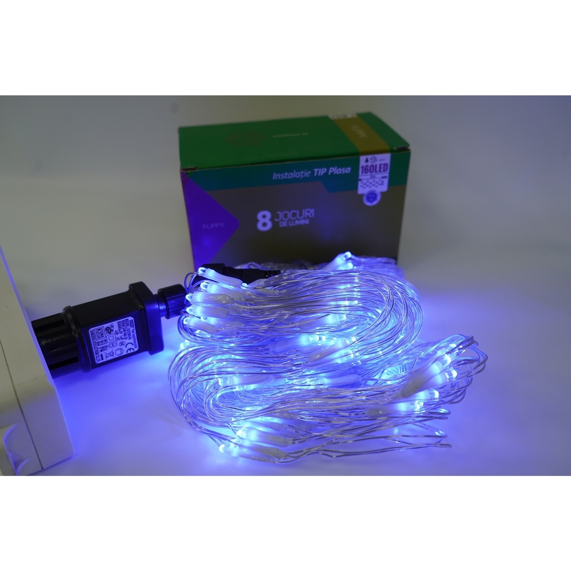 Sectiune Instalatie de Craciun Vafy, Tip Plasa, 160 LED-uri, 2 m x 2 m, 8 jocuri de lumini, Interconectabila, Fir transparent, Albastru
