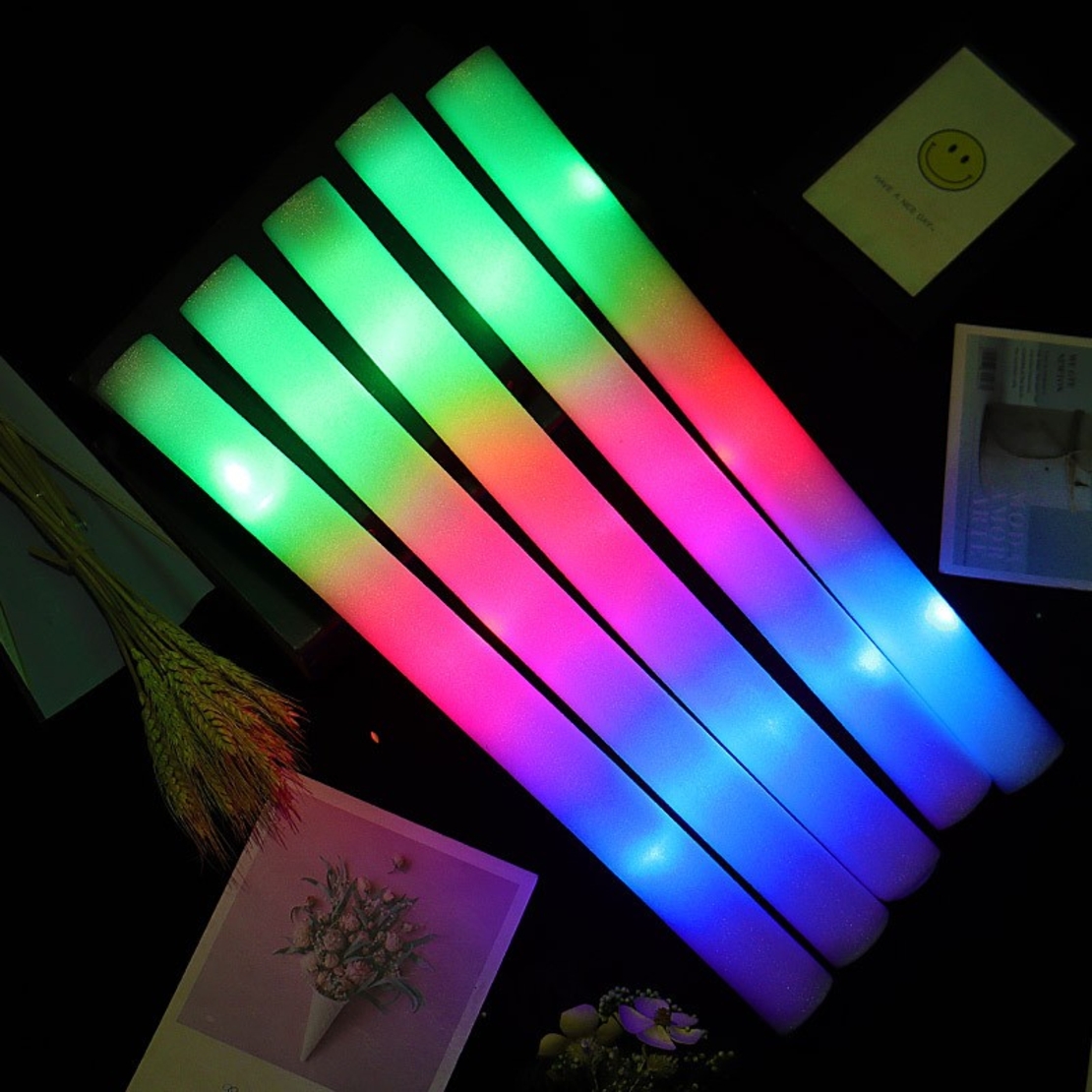 Bagheta cu Led, Flippy, din Burete, cu Baterii, Lumina Multicolora, 48 x 4 cm, Alb
