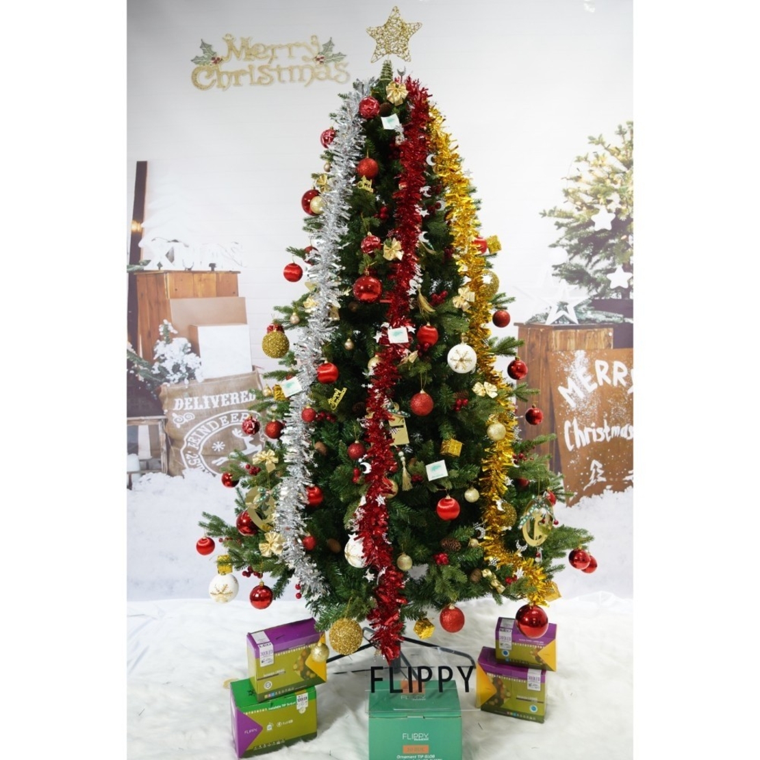 Set brad artificial de Craciun si elemente decorative, decorat cu conuri pin rosii, inaltime 210 cm, diametru 137 cm, 1172 ramuri, Flippy, verde, suport metalic inclus