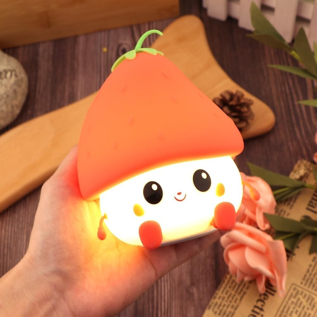 Lampa de Veghe pentru Copii, Flippy, din Silicon, Senzor Tactil, Model Capsunica, Lumina Calda, Protectie pentru Ochi, Incarcare USB, Capacitate Baterie Incorporata 1200mAh, 10.8x9x12.8 cm, Rosu
