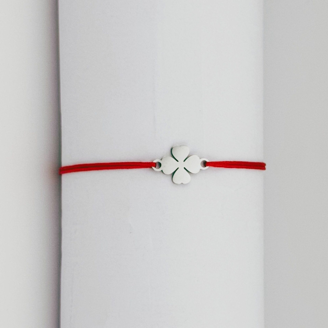 Bratara Martisor pentru Dama, Jolie, Model Trifoi cu 4 Foi, Set 12 bucati, Pandativ Argintiu din Inox cu Snur Rosu Ajustabil