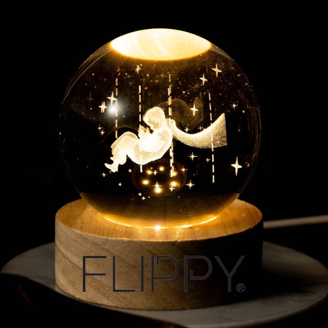 Lampa LED Decorativa, Flippy, cu Bila de Cristal cu Diametru 6cm, Model Micul Print 3D, Alimentare USB, Suport din Lemn, Lumina Alb Cald