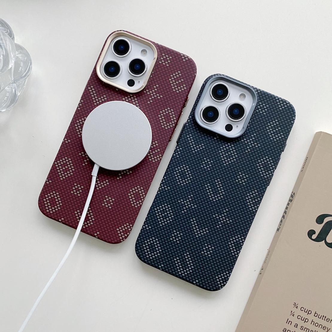Carcasa Magnetica, Vafy, Compatibila Apple iPhone 16 Pro, din Fibra de Carbon, Litere Fosforescente, Portocaliu