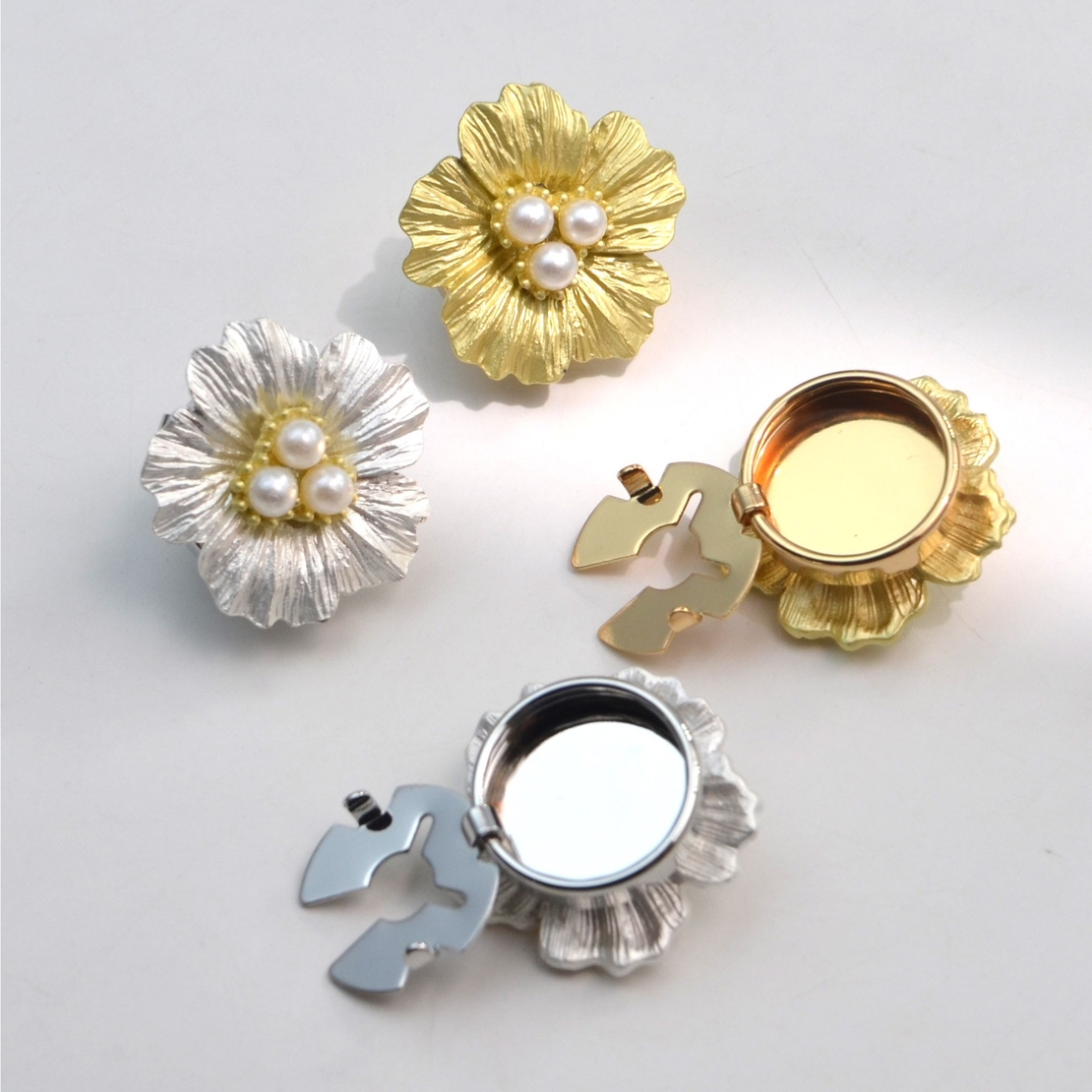 Accesoriu pentru Nasturi, Flippy, Model Floare cu Perle, din Metal, 2.5 x 1.7 cm, Auriu