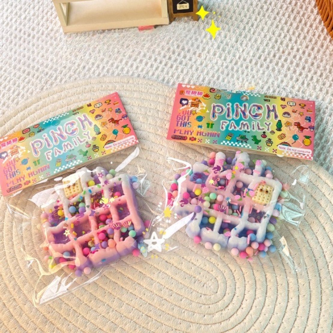 Jucarie Antistres Squishy, Flippy, cu Revenire Lenta, Squeeze Pinch Family, Model Waffle, 6x6 cm, 99g, Ambalaj Transparent, Multicolor