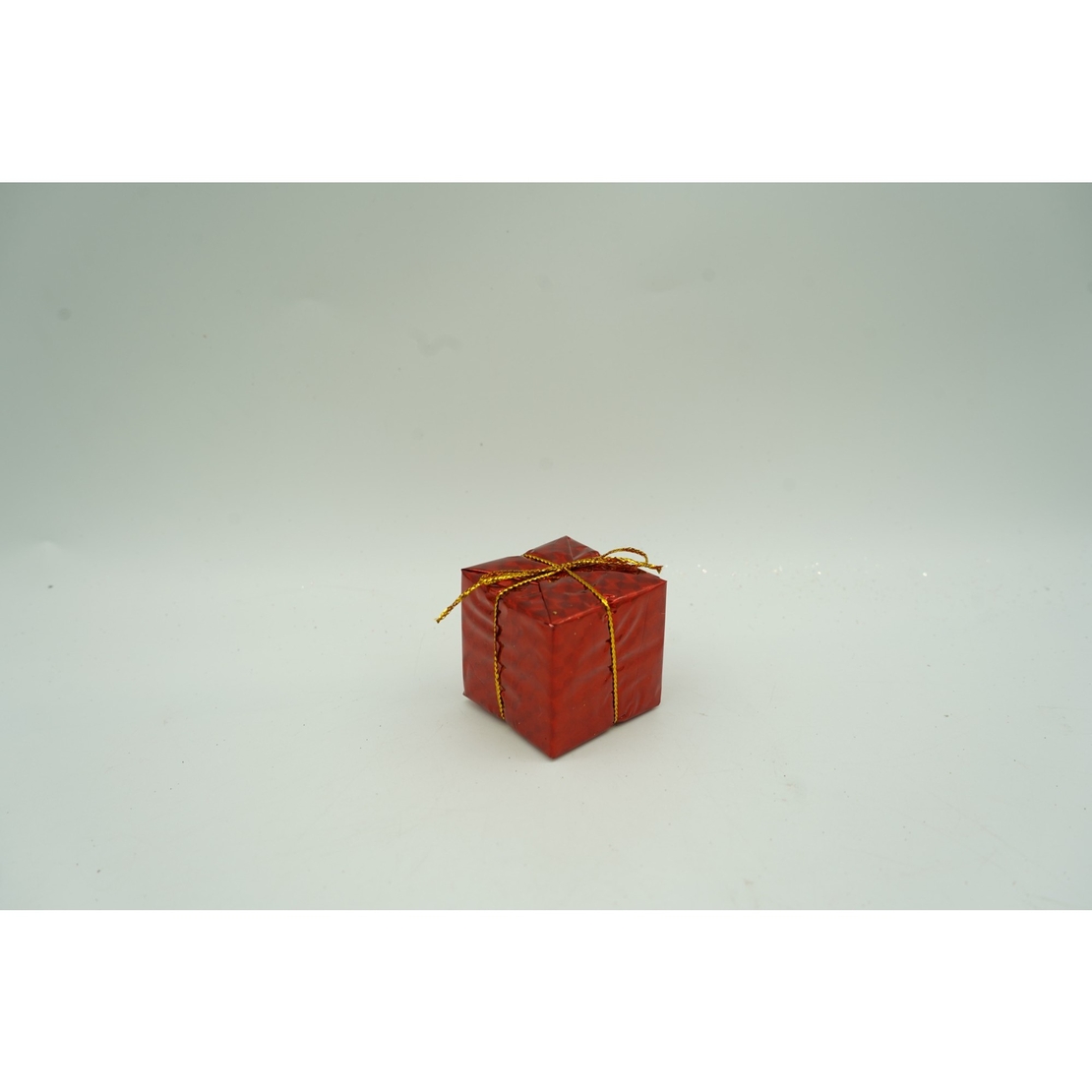 Set de 12 ornamente de brad, Flippy, de tip Glob, Rosu/ Auriu, din polistiren, cu finisaj sclipitor , cutie 4 cm adancime x 20 cm inaltime x 12 cm lungime)