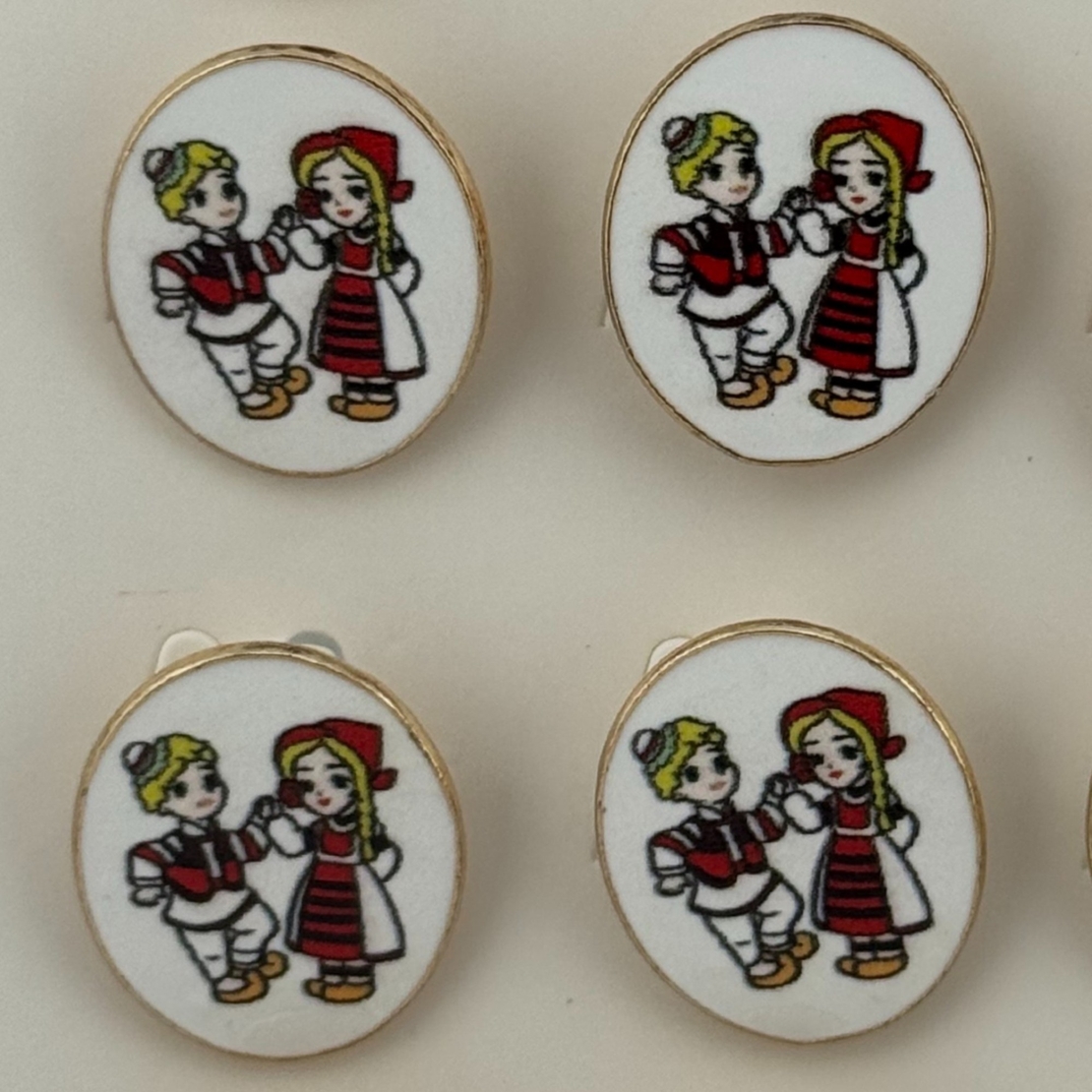 Set 12 Brose Martisor pentru Copii, Jolie, Model Baiat si Fata Imbracati Traditional, Multicolor