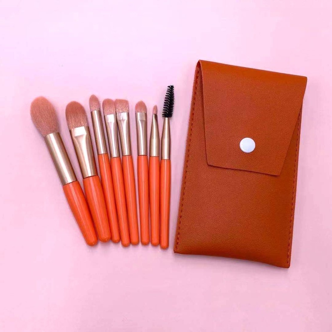 Mini Set Portabil 8 Pensule pentru Machiaj Flippy, Super Soft, Makeup Profesional/Incepatori, Maner Ergonomic, Gentuta Depozitare Inclusa, Portocaliu