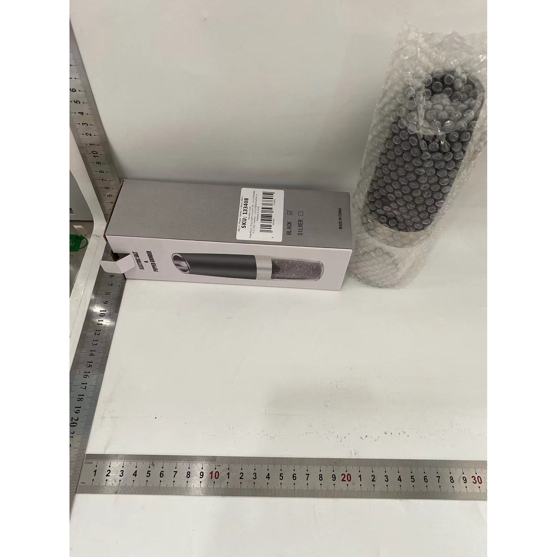 Rasnita Electrica Sare si Piper, Flippy, cu Camera Depozitare Transparenta, Macinare, Functionare pe Baterii, cu Lumina, ABS, 20x6.5 cm, Negru/Transparent