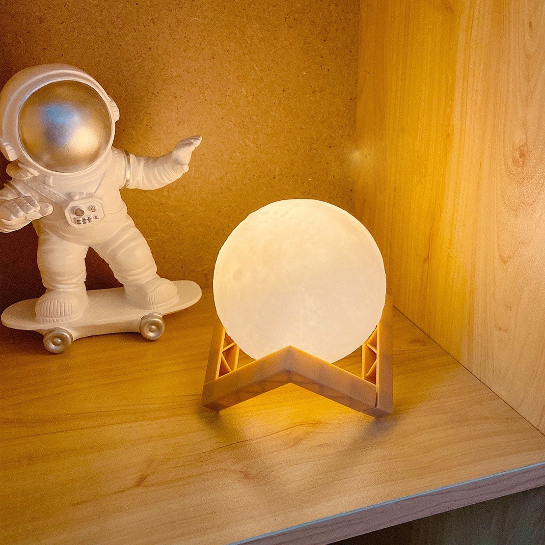 Lampa de veghe luna, culori, lumina LED alb cald, alimentare baterii, stand din plastic, 15 cm, Flippy