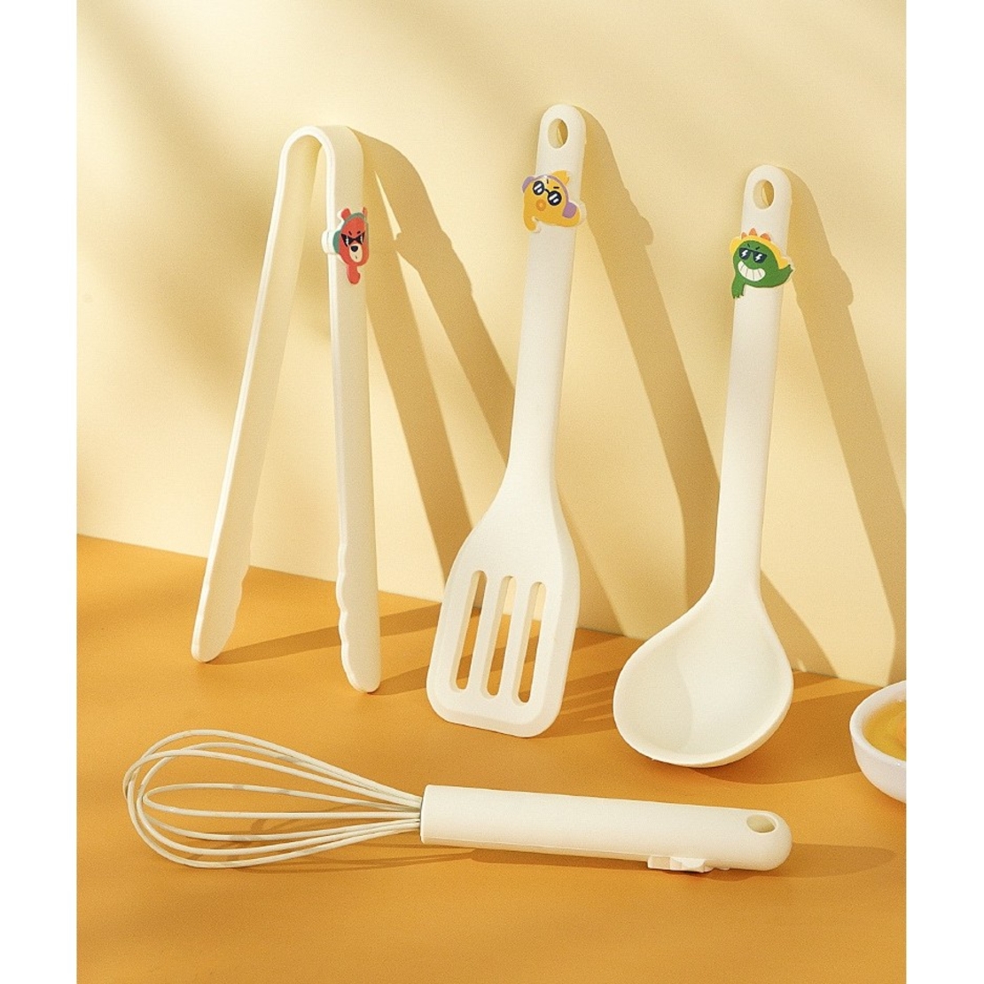 Set 4 Ustensile de Bucatarie, Flippy, pentru Copii, din Silicon, Termorezistente, Design Animat, 13 x 24 x 5 cm, Bej