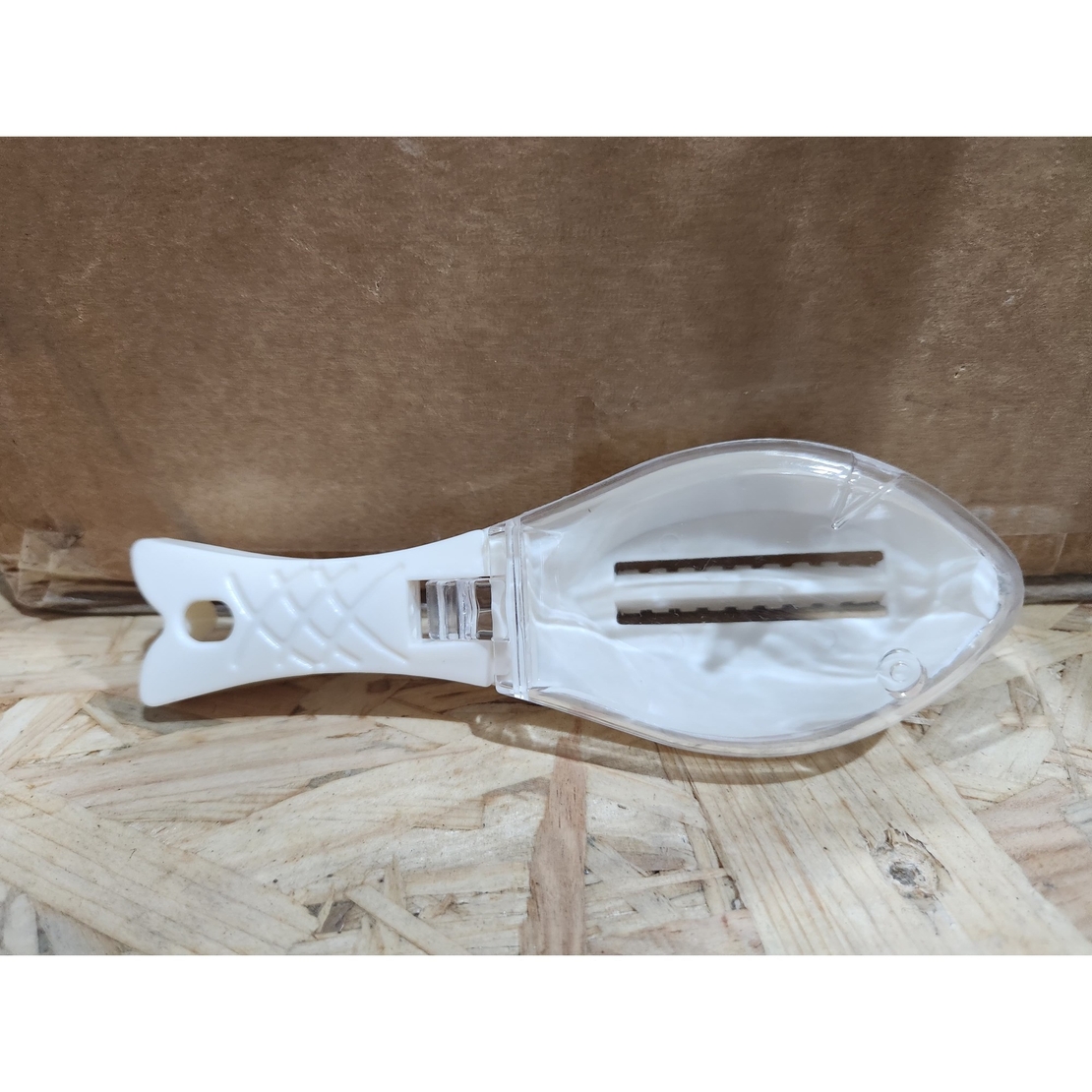 Curatator de Solzi de Peste, Vafy, Manual, Forma Peste, cu Compartiment de Colectare, din Plastic, 15.5x5.5 cm, Alb