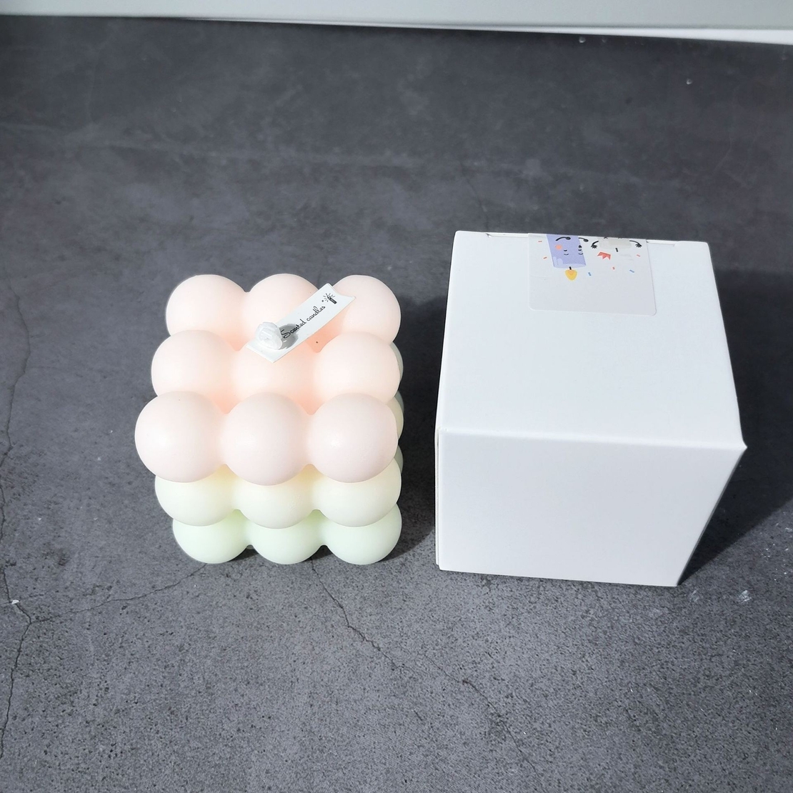 Lumanare Parfumata, Flippy, din Ceara De Soia, Model Cub, Gradient in 3 Culori Pale, 6x6x6 cm, Aroma de Piersici, Bej