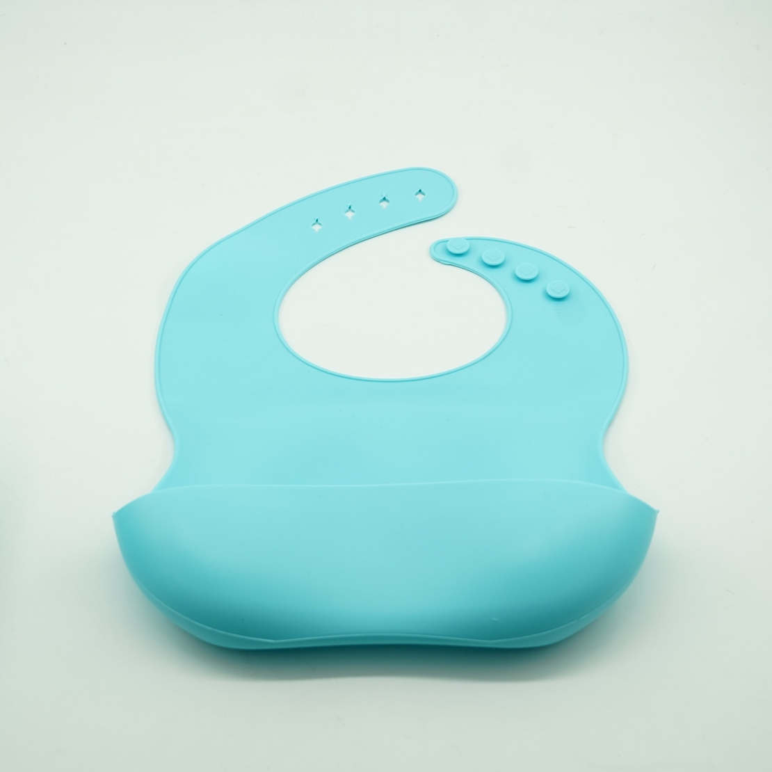 Set 8 piese diversificare bebelusi si copii din silicon Flippy, baveta, farfurie compartimentata cu ventuza, bol cu ventuza, tacamuri din lemn si silicon, cana pentru gustari, fara alergeni, albastru